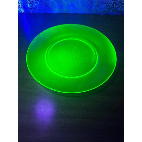 Vintage 9 1/2” uranium glass plate - Picture 5 of 10